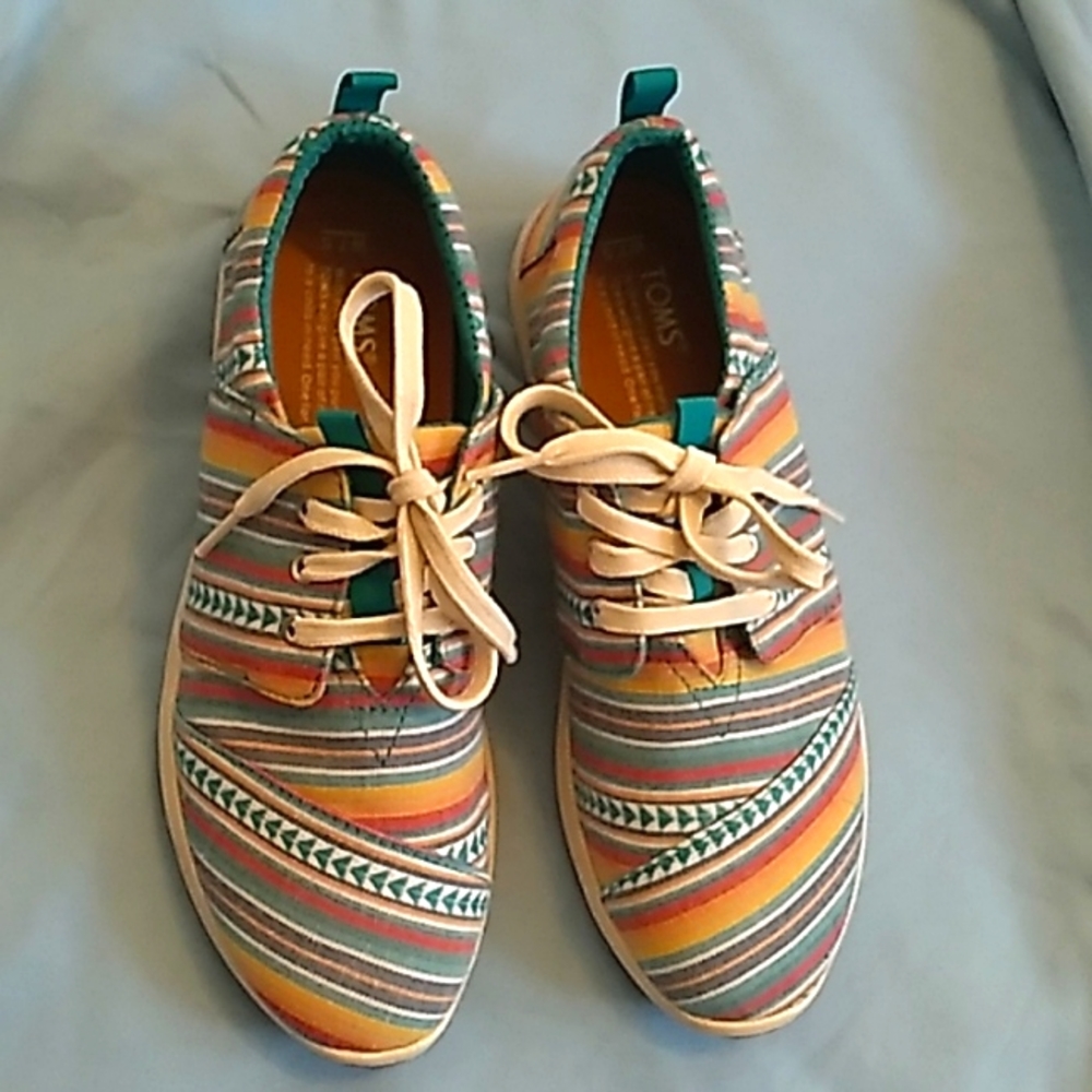 😃🌹🌻💙🧡Women's Toms striped shoes size 7.5. Very good condition!😃🌹🌻💙🧡 - Picture 2 of 8